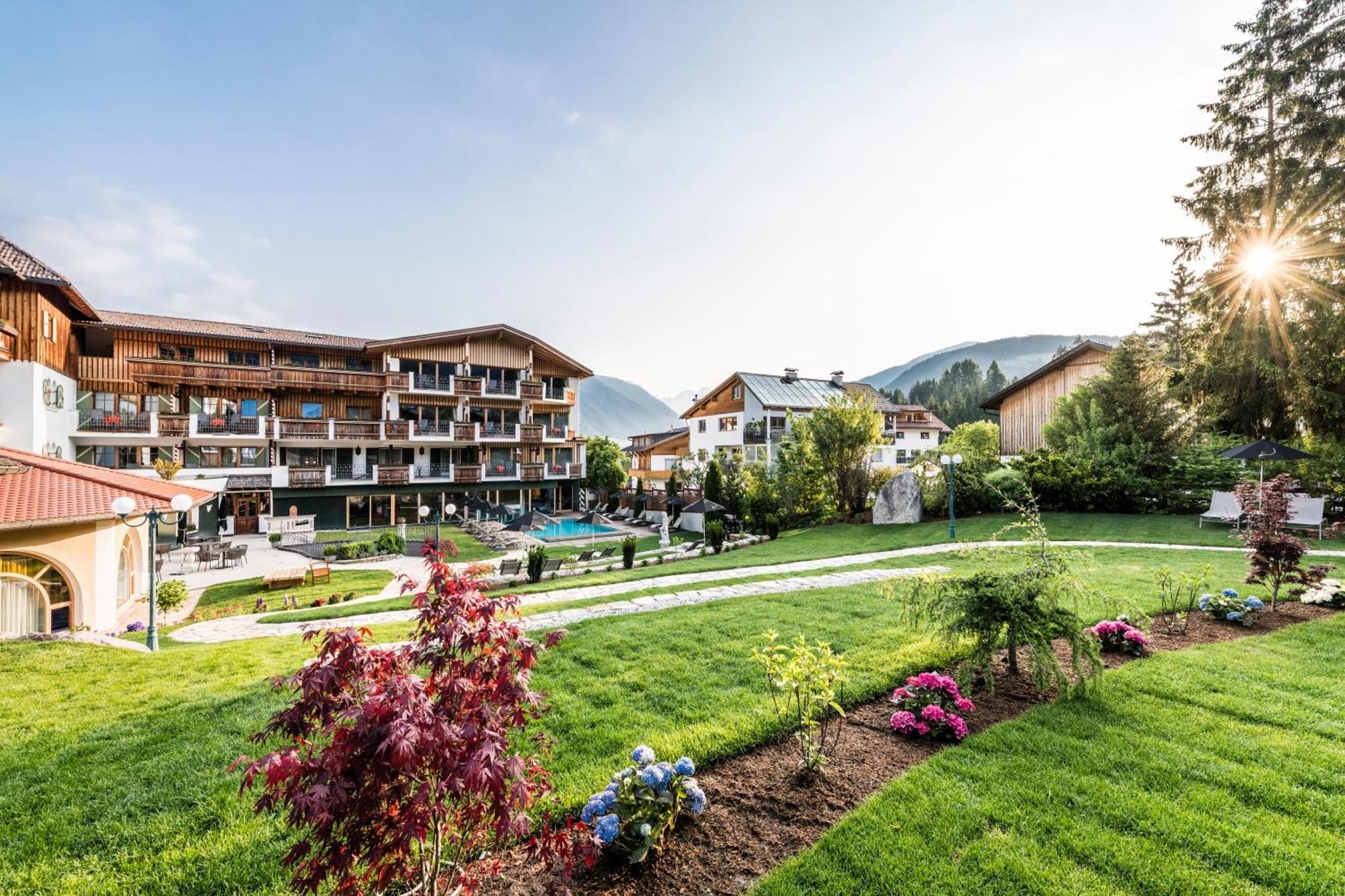 Mirabell Dolomites Hotel - Luxury Ayurveda & Spa Valdaora Kültér fotó